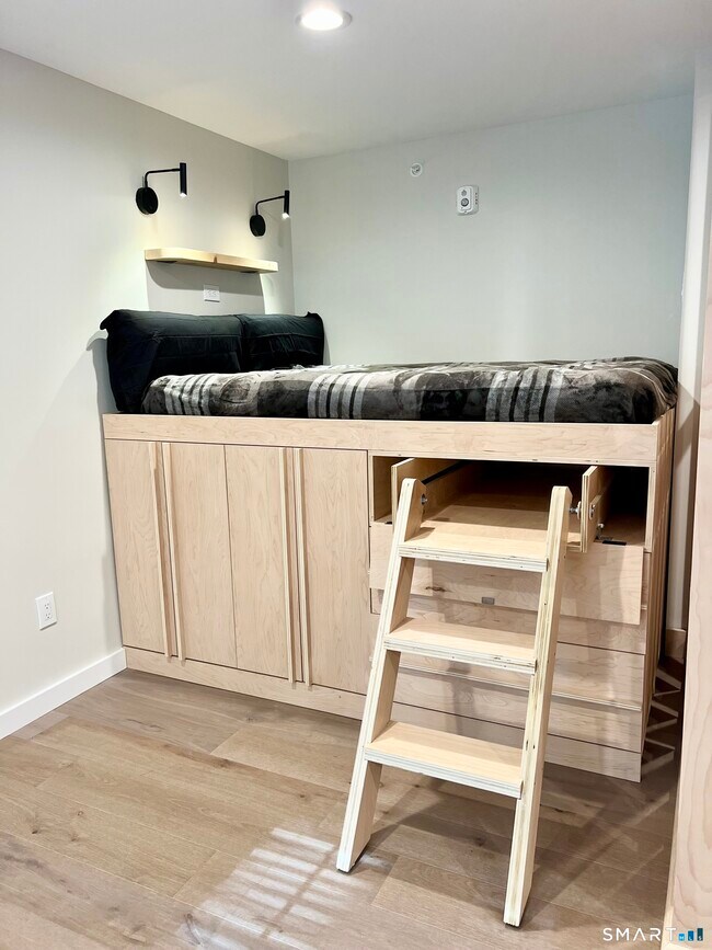 Building Photo - 179 Butternut St