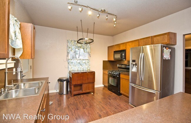 Building Photo - 3 br, 2 bath House - 700 E. Spruce Street