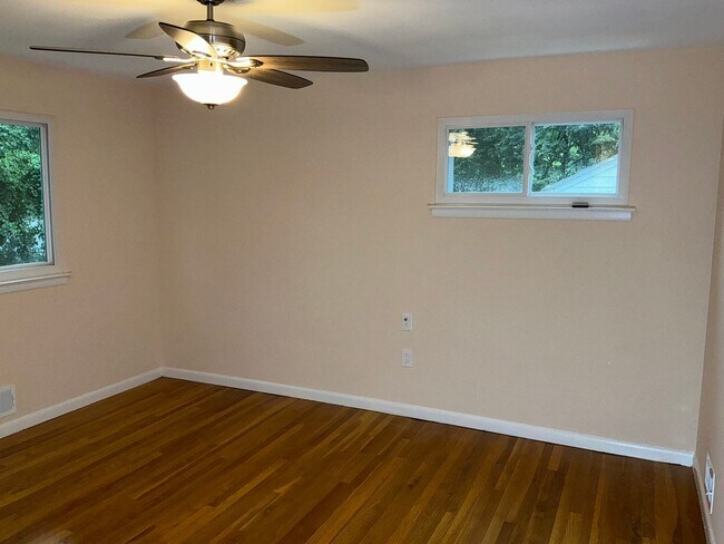 Building Photo - Very well maintained 4BR 2.5BA 5 level spl...