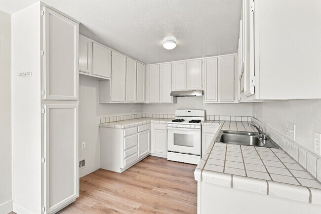 Building Photo - 224 Green Meadow Dr