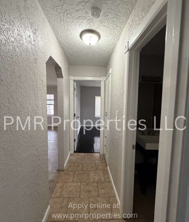 Building Photo - 3 Bedrooms / 2 Bathrooms House