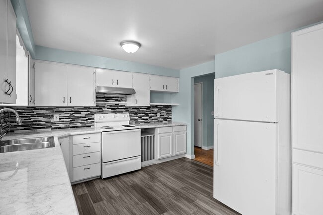 Building Photo - 4 Bedroom Northeast Spokane Home - Availab...