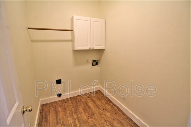 Building Photo - 85 S Linder Rd