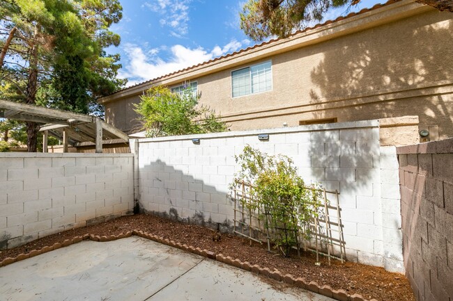 Building Photo - Freshly painted townhouse in Henderson wit...