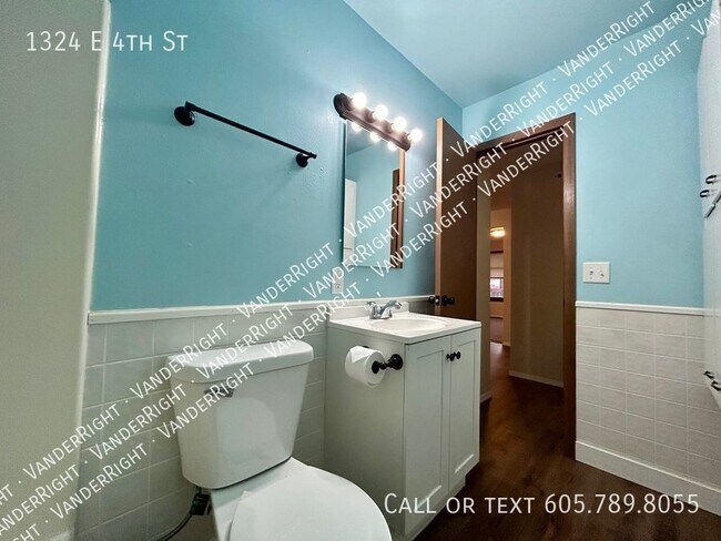 Building Photo - 1324 E 4th St