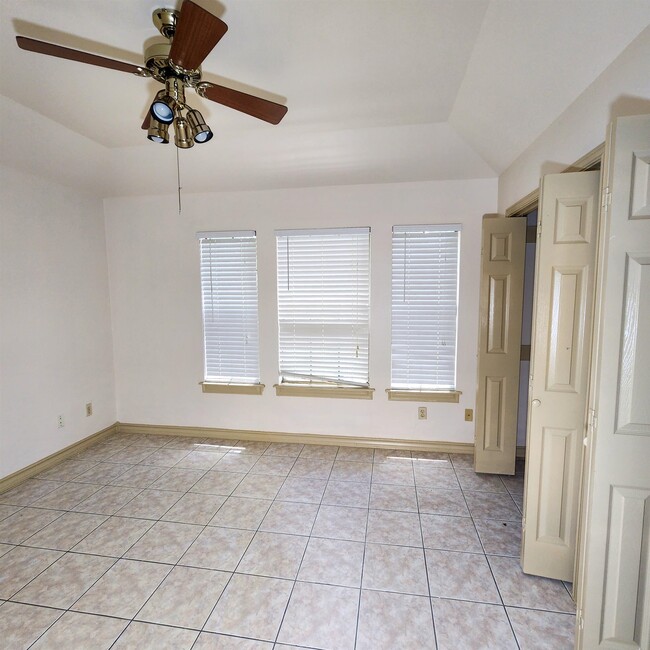 Building Photo - 8505 Ficus Cir