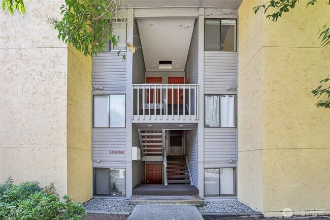 Building Photo - Walk to Juanita Beach with a stunning view!