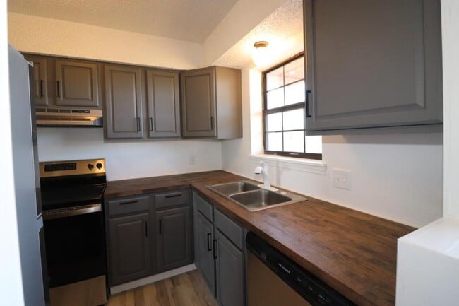 Building Photo - 118 Fairway Ave