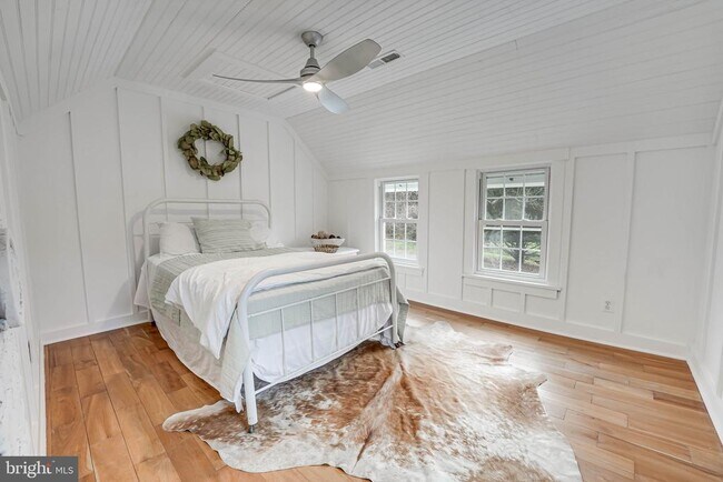 Building Photo - 102 N Rogers St