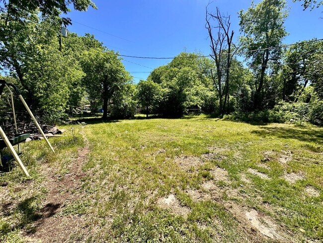 Building Photo - 3 bed, 1 bath with large fenced back yard, w/d connections
