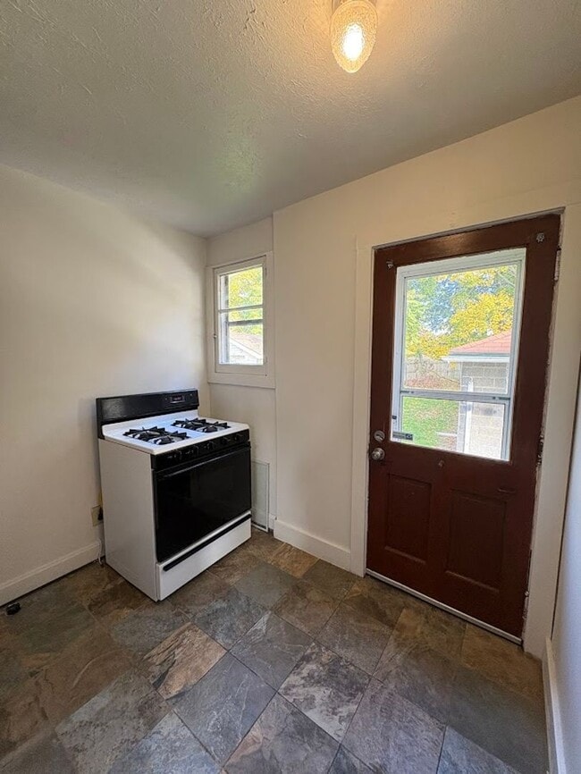 Building Photo - Two bedroom two bathroom home for rent