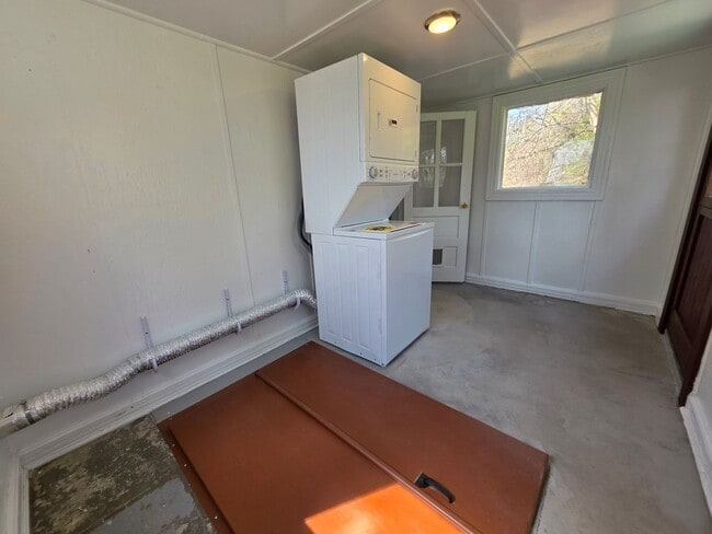 Building Photo - Beautiful Waterside 3 bedroom Single-Family Home - Catskill, NY