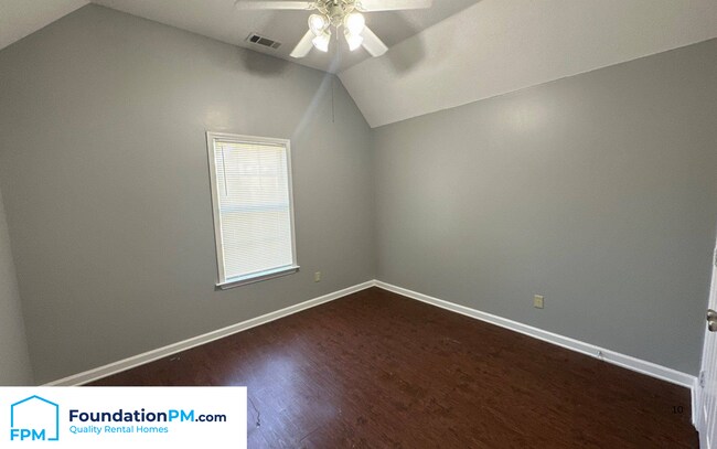 Building Photo - 400 Amundsen Cove