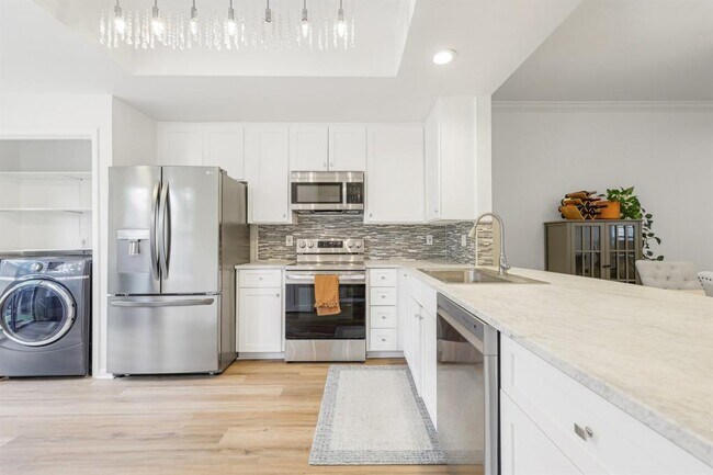 Building Photo - 2201 Lakeway Blvd