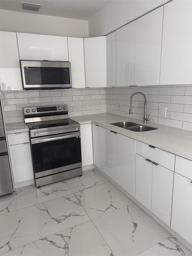 Building Photo - 345 SW 49th Ave
