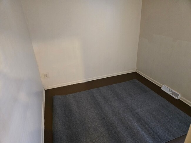 Building Photo - 3 Bedroom 1 Bathroom Townhouse