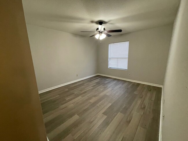 Building Photo - AUGUST MOVE IN - 2 Bedroom 2 Bathroom on t...