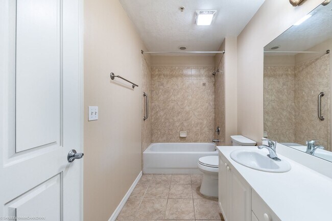 Building Photo - WALKING DISTANCE TO SUNSEEKER RESORT AND P...