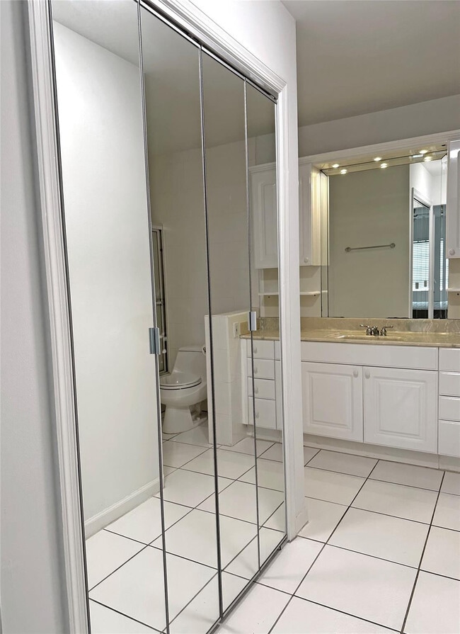 Building Photo - 6485 Bay Club Dr