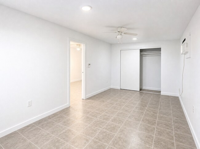 Building Photo - 240 1/2 E Beech Ave
