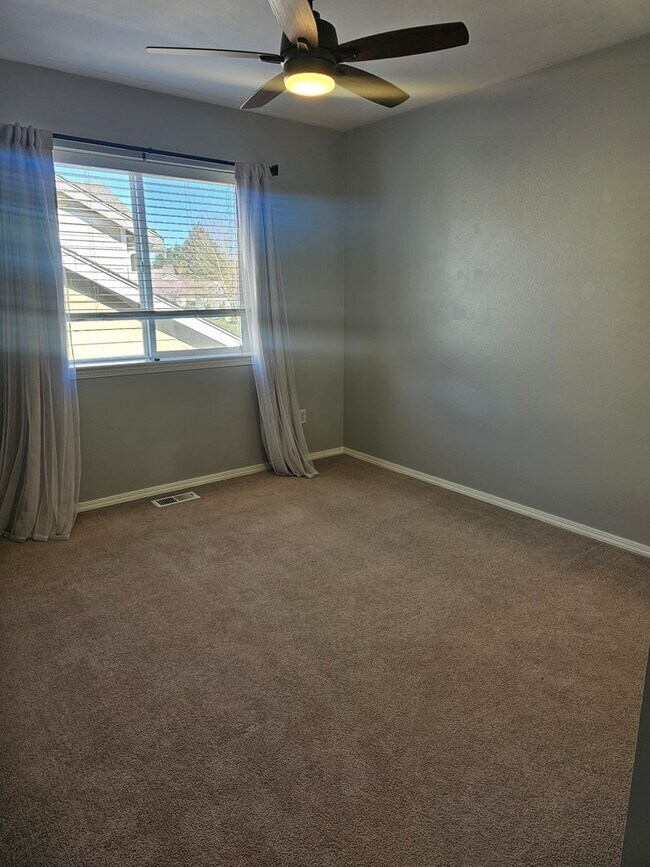 Building Photo - 4 bedroom shy 2500 sqft home in gated cmty!