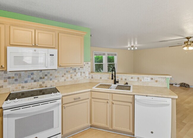 Building Photo - Incredible value with a **washer, dryer, r...