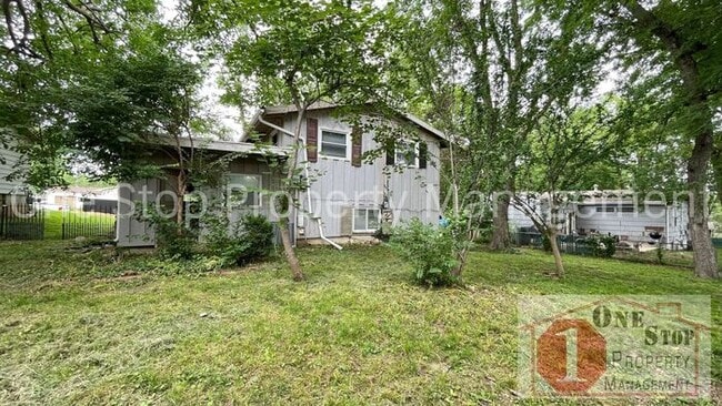 Building Photo - Split level 3 bedroom, 1.5 bathroom, and 1...