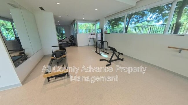Building Photo - 920 N Osceola Ave