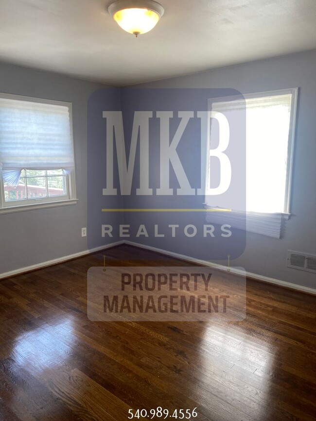 Building Photo - 2 Bedroom 1 Bath Duplex in Grandin/Raleigh...