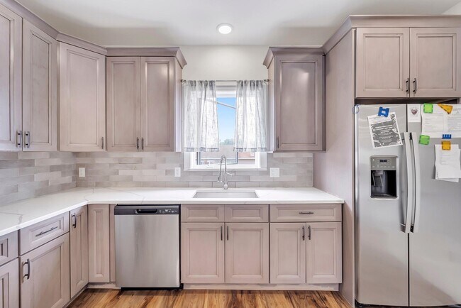 Building Photo - 285 JULIANNE Ter