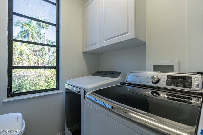 Building Photo - 651 10th Ave S