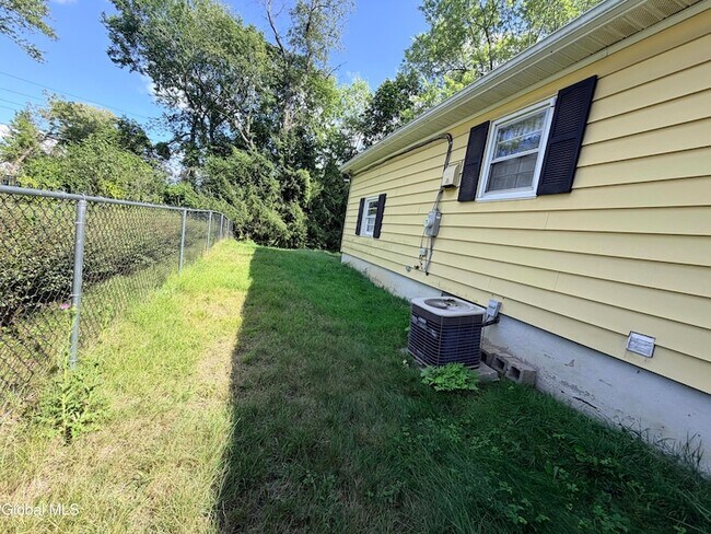 Building Photo - 5 Blue Creek Ln