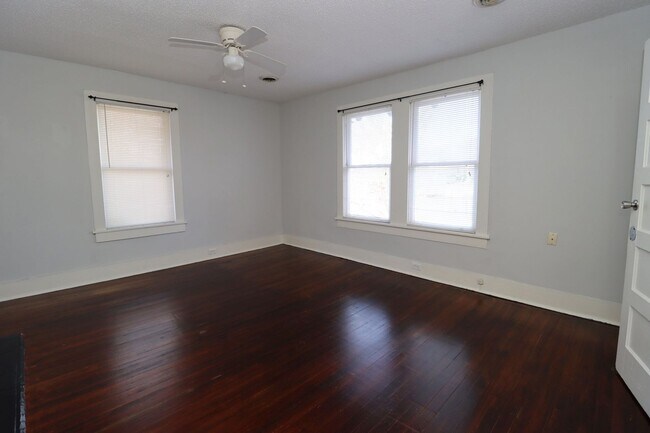 Building Photo - 4910 Colonial Dr