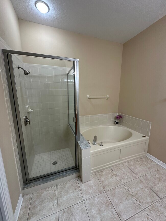 Building Photo - 10222 Devonshire Lake Dr