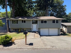 Building Photo - Wonderful 4 Bedroom, 3 Bath Home in Federal Way with Double Balconies and Family Room!