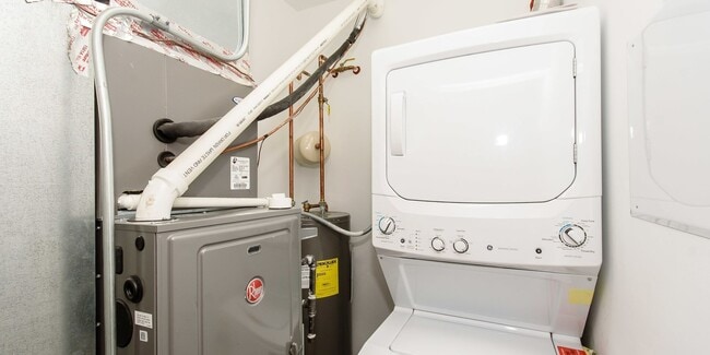 Building Photo - Updated, Spacious 1bd/1bth Ukrainian Village, Avail Now!