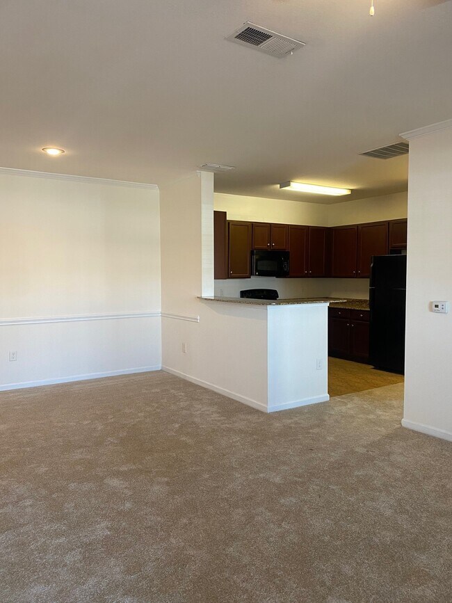 Dining room area & kitchen - 511 Village Lake Ct