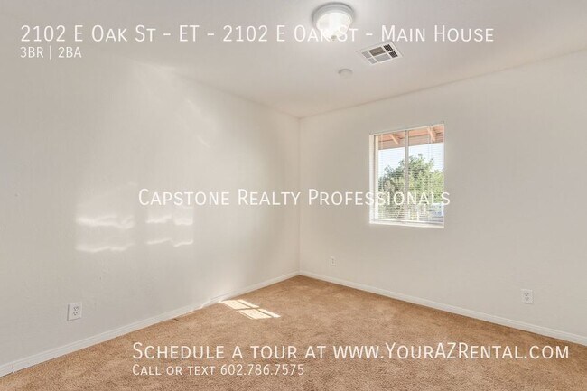 Building Photo - 2102 E Oak St