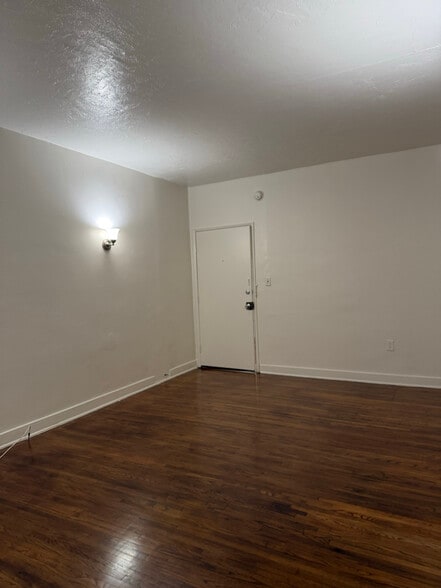 Building Photo - 636 N Plymouth Blvd