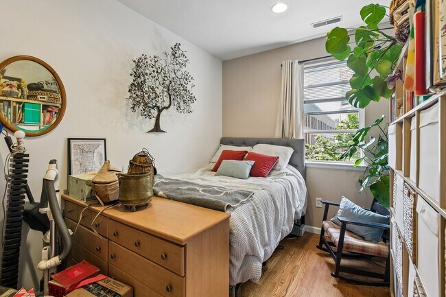 Building Photo - Well-maintained 2-bedroom, 1-bath bi-level apartment | Washington Square West