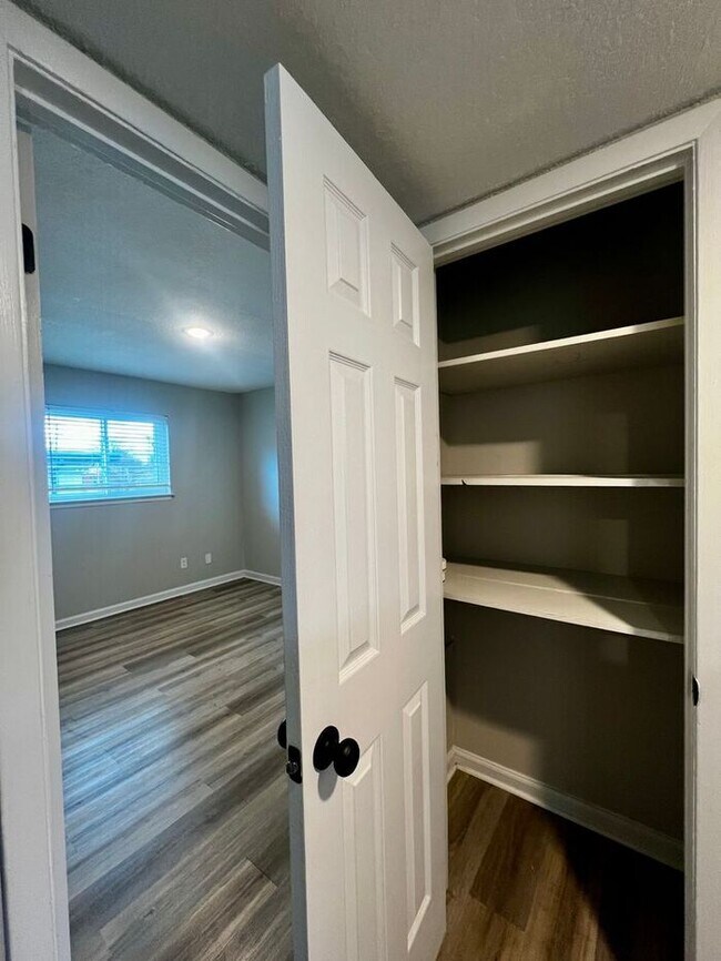 Building Photo - Renovated 2bd/1ba Near University of Memphis!