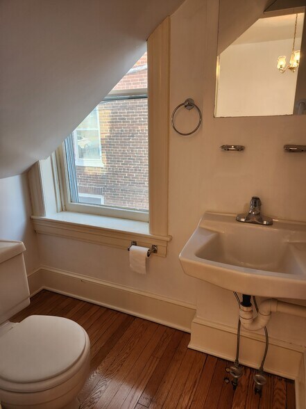 Building Photo - 125 Peyton St