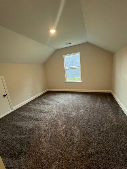 Building Photo - 102 Bennett St