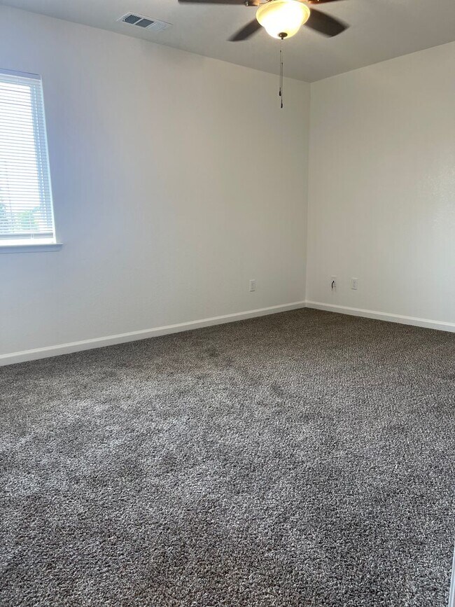 Building Photo - Townhouse in a gated community near Creeks...