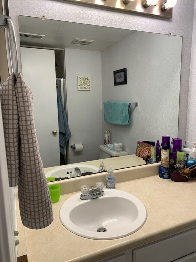 Building Photo - 2 bed 2 bath on ground floor W/D in Unit! ...