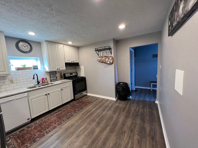 kitchen Granite counter tops - 3712 Hyde Ave
