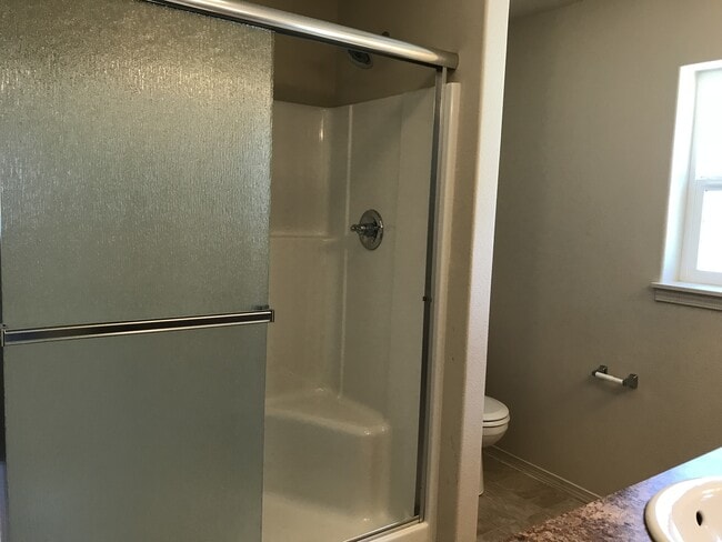 Building Photo - ONE MONTH FREE OF RENT!! Well Maintained, High Ceilings, Bonus Room, Great Location!