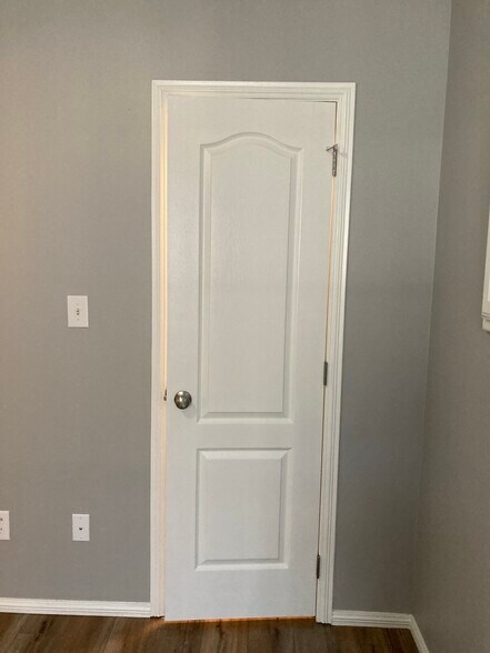 Building Photo - 910 English Ave