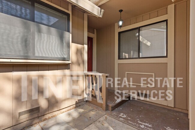 Building Photo - Updated & Beautiful Crosswoods Home