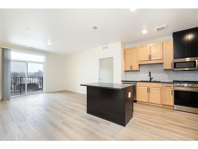 Building Photo - 28 7th St NE